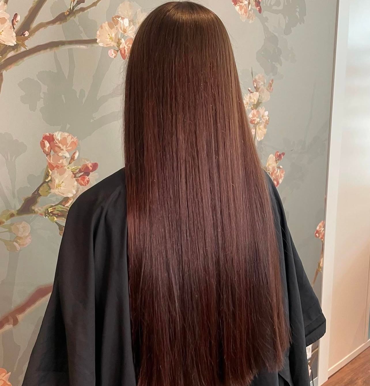 Eine Frau mit langen blonden Haaren sitzt auf einem Stuhl.