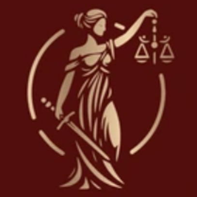 Dama de la Justicia con balanza y espada, dorada sobre fondo burdeos.