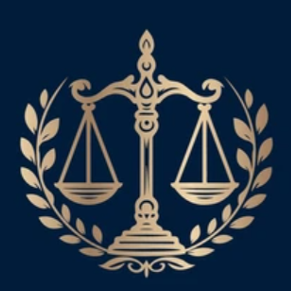 Ícono de balanza de la justicia dorada rodeada por una corona de laurel sobre un fondo azul marino.