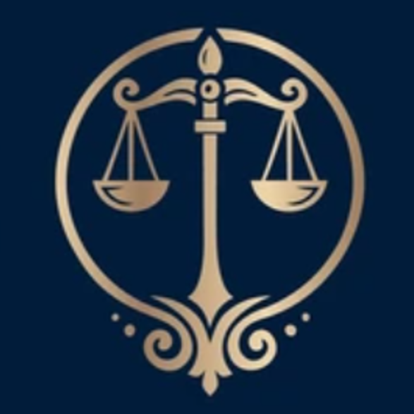 Balanza de la justicia dorada dentro de un círculo dorado sobre un fondo azul marino.