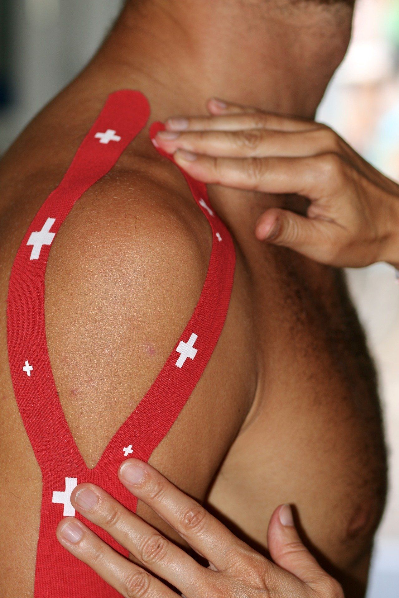 Fysio tape plakken op schouder