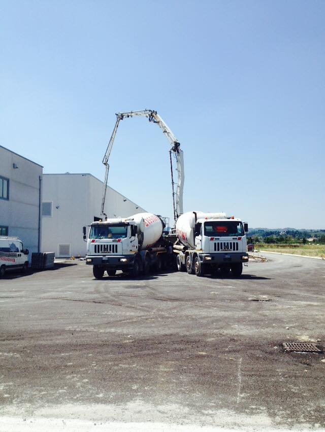 camion betoniera dell'azienda in funzione