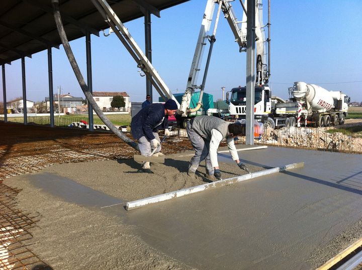 macchinari in un deposito