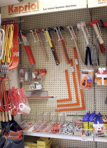 corridoi sede azienda con articoli di ferramenta