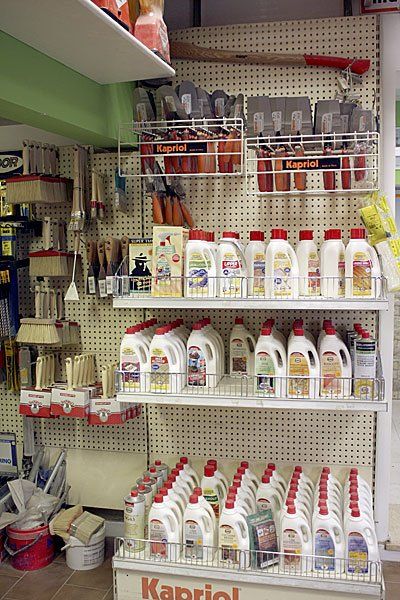 articoli esposti all'interno della ferramenta