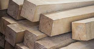 travi in legno presso il deposito dell'azienda