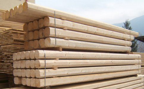 travi in legno nel deposito dell'azienda