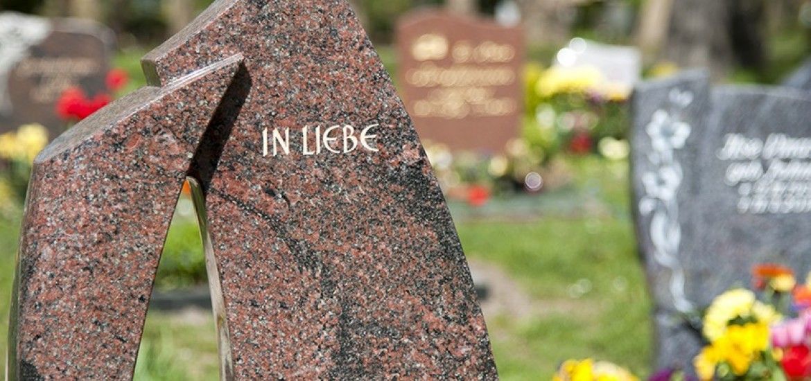 Ein Grabstein auf einem Friedhof mit der Aufschrift „in Liebe“.