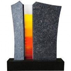Ein Grabstein mit einem gelben und orangefarbenen Streifen darauf.