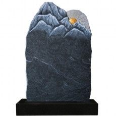 Ein Grabstein mit dem Bild eines Berges und einer Sonne darauf.