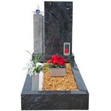 Ein Grab mit einer Blumenvase und einer Kerze darauf.