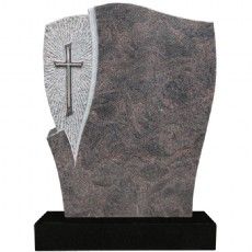 Ein Grabstein mit einem eingemeißelten Kreuz.