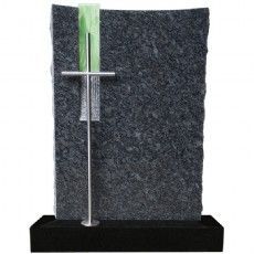 Ein Grabstein mit einem Kreuz und einer grünen Blume darauf.