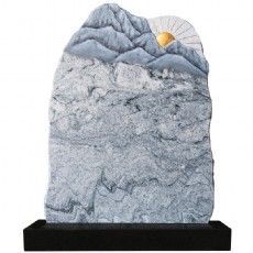 Ein Grabstein mit dem Bild eines Berges und einer Sonne darauf.