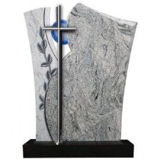 Ein Grabstein mit einem Kreuz und Blättern darauf.