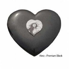 Ein schwarzes Herz mit einem Frauenbild in der Mitte.
