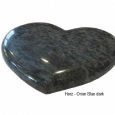 Poliertes Herz aus schwarzem Stein