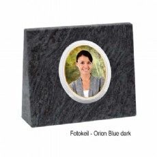 Eine schwarze Steintafel mit dem Bild einer Frau im Kreis.