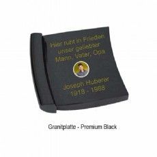 Eine schwarze Granittafel mit dem Bild eines Mannes darauf.