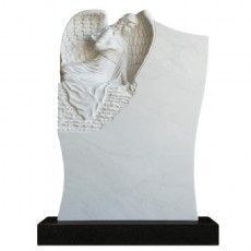 Ein weißer Grabstein mit einer Engelsstatue darauf.