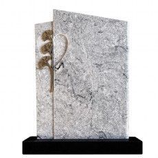 Ein Grabstein mit einem Herz und einer Blume darauf.