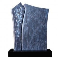 Auf schwarzem Untergrund steht ein blauer Grabstein mit Sternen darauf.