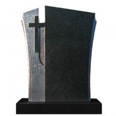 Ein schwarzer Grabstein mit einem eingemeißelten Kreuz.