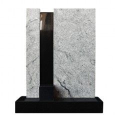 Ein Denkmal aus weißem Granit mit schwarzem Sockel auf weißem Hintergrund.