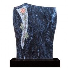 Ein Grabstein mit einer Rose darauf auf weißem Hintergrund.