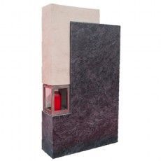 Ein moderner Grabstein mit einer roten Kerze in der Ecke.