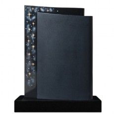 Ein schwarzes Buch liegt auf einem schwarzen Sockel auf weißem Hintergrund.