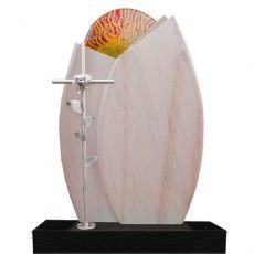 Ein Grabstein mit einem Kreuz und einer Blume darauf.