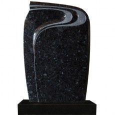 Ein Grabstein aus schwarzem Granit mit Wirbelmuster auf weißem Hintergrund.