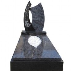 Ein schwarzer Grabstein mit einer weißen Blume darauf.