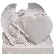 Es ist die Statue eines Engels, der ein Herz hält.