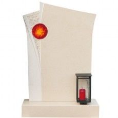 Ein weißer Grabstein mit einer roten Blume und einer Laterne.