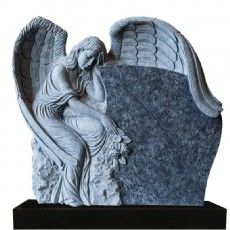 Eine Statue eines Engels, der auf einem Grabstein sitzt.