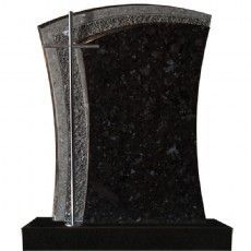 Ein schwarzer Grabstein aus Granit mit einem Kreuz darauf.