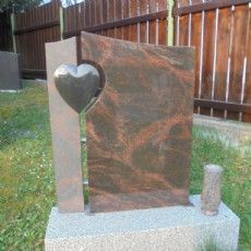 Ein Grabstein mit einem eingeritzten Herzen.