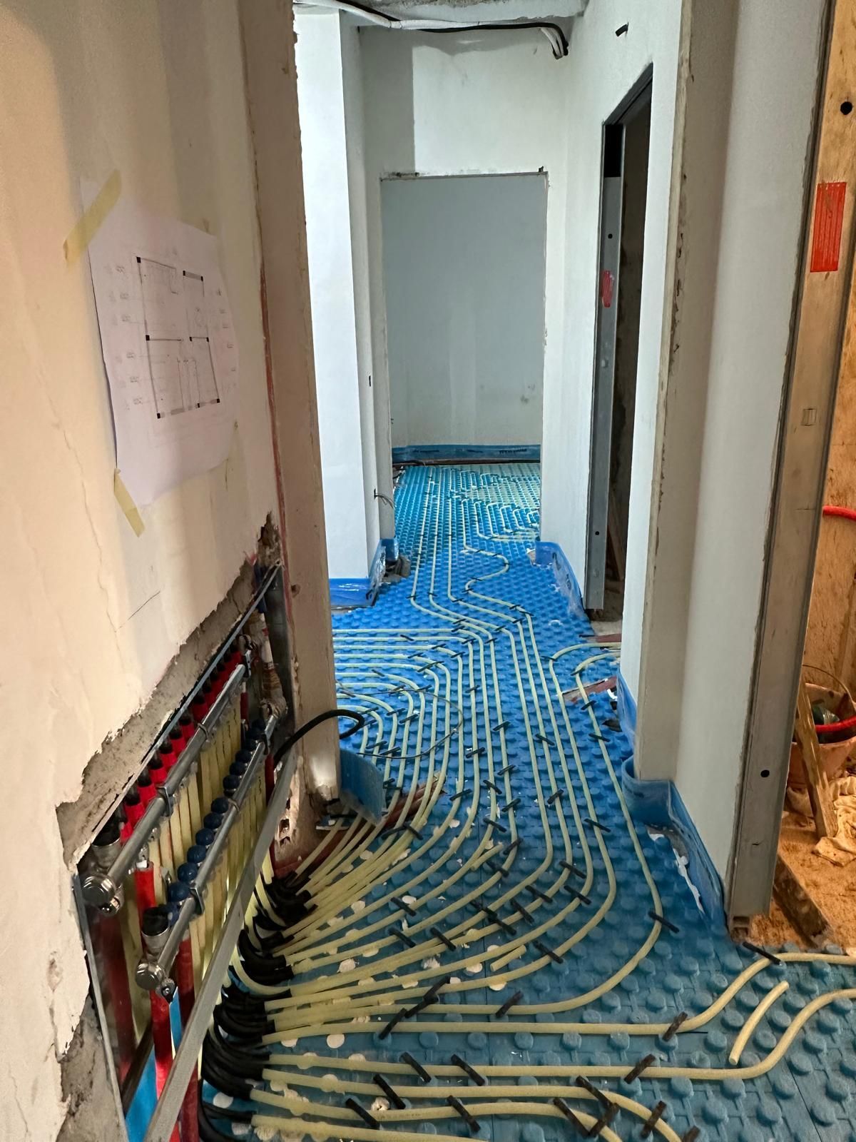 Un corridoio con un sacco di fili sul pavimento.