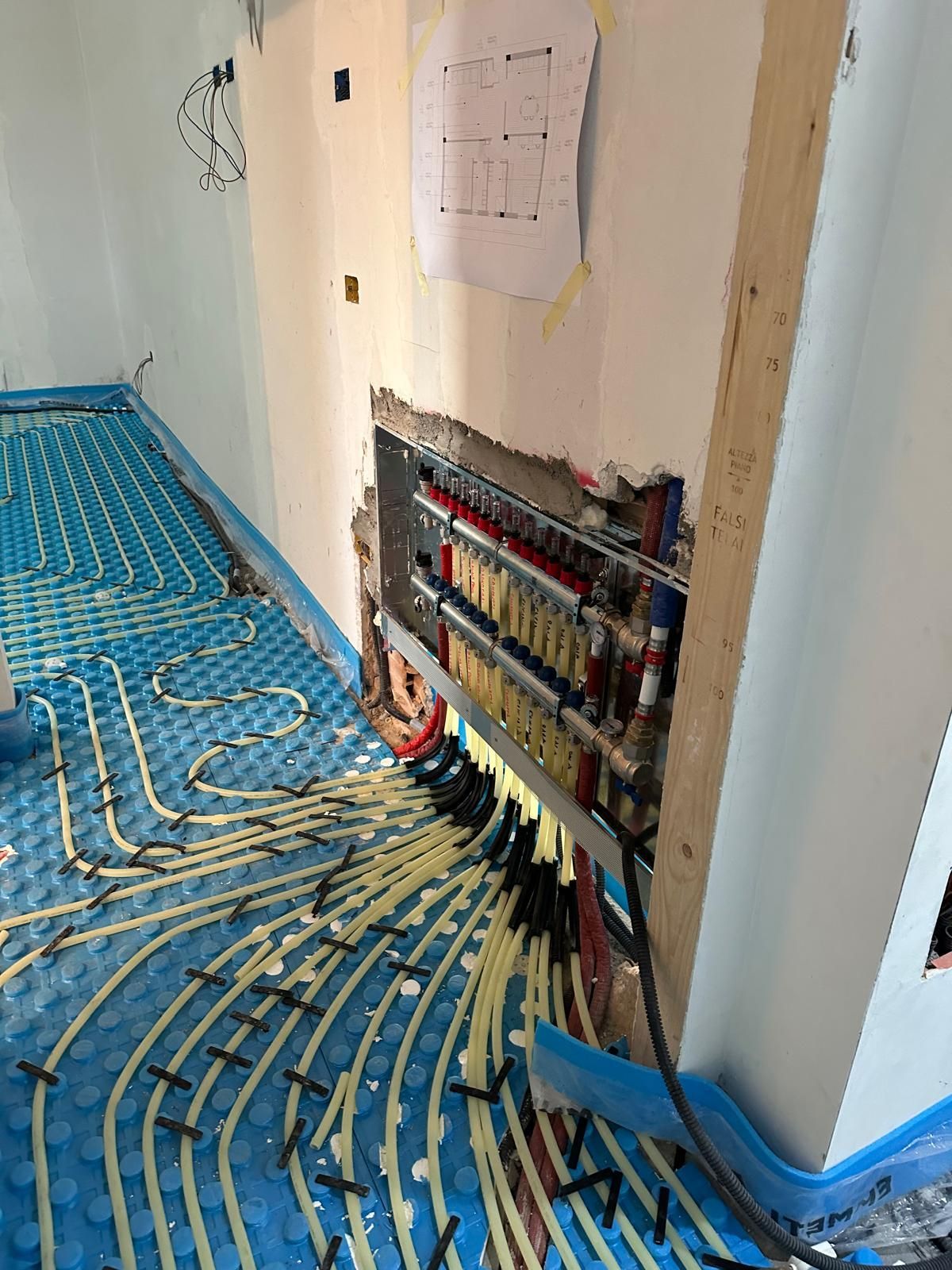 Una stanza con un sacco di fili elettrici sul pavimento.