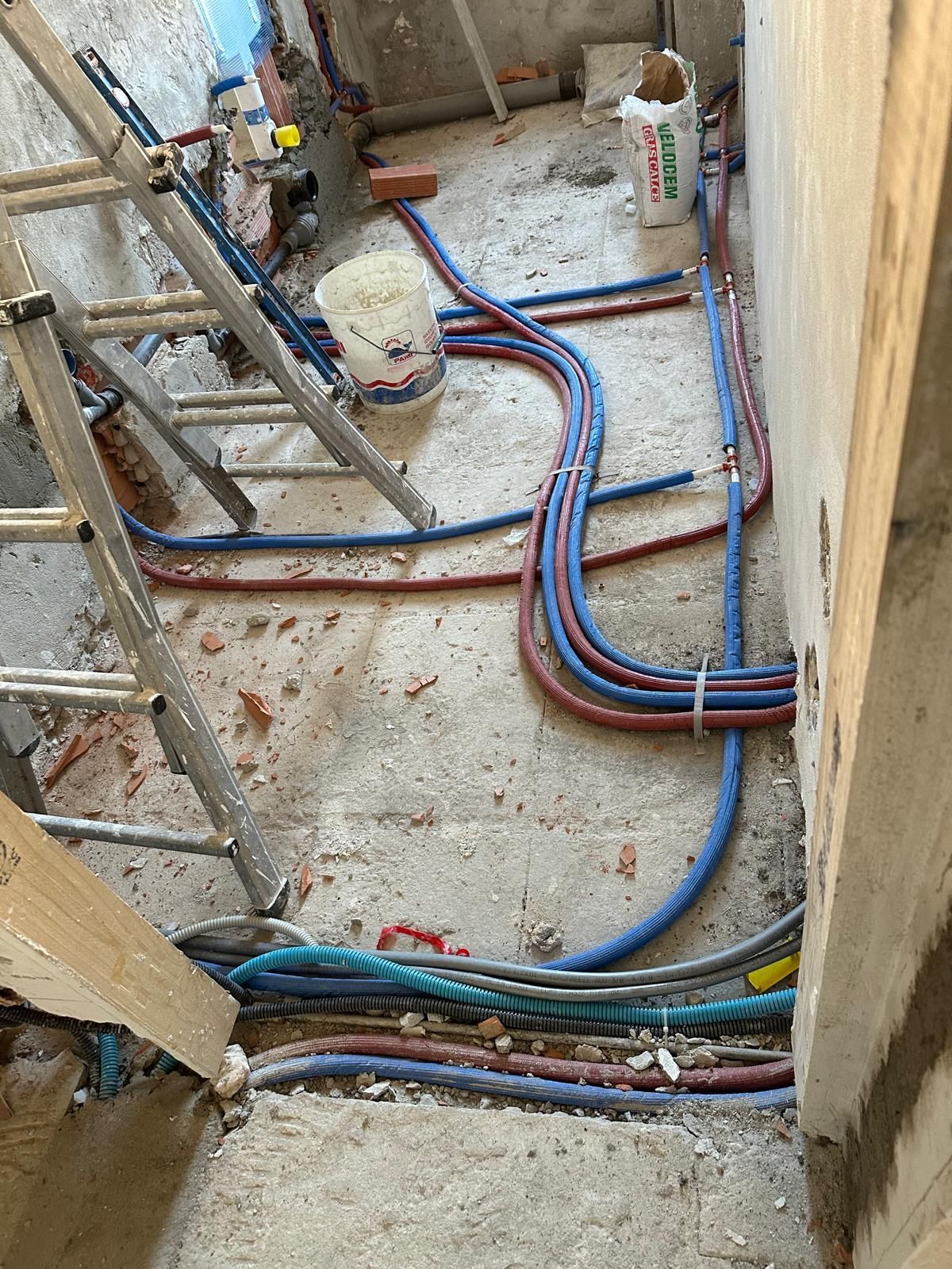 Un mucchio di fili giacciono sul pavimento di una stanza.