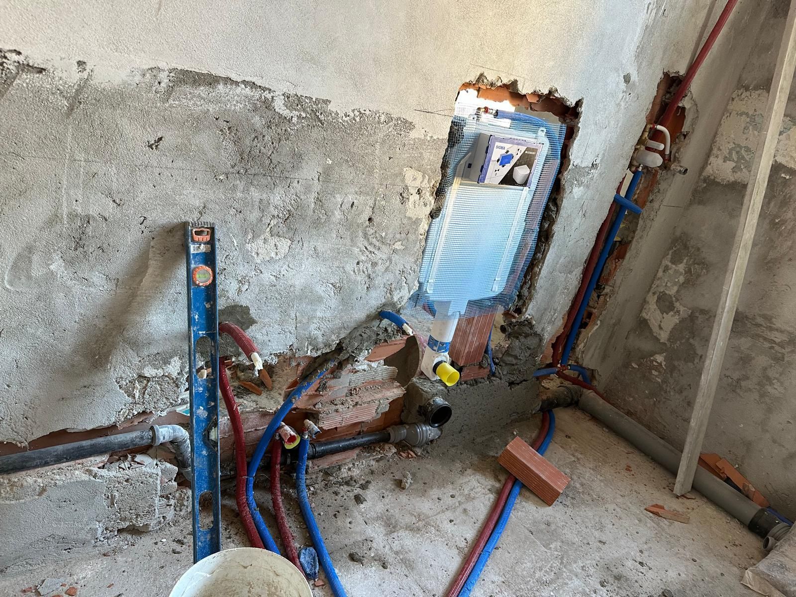 Una stanza con un sacco di tubi che escono dal muro.