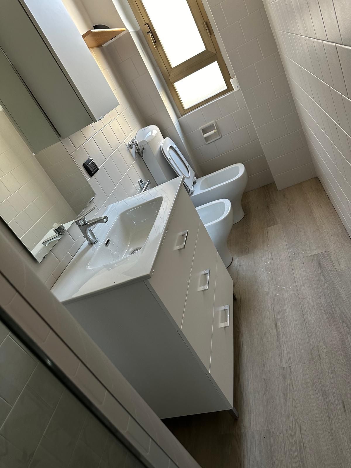 Un bagno con lavandino, WC e bidet