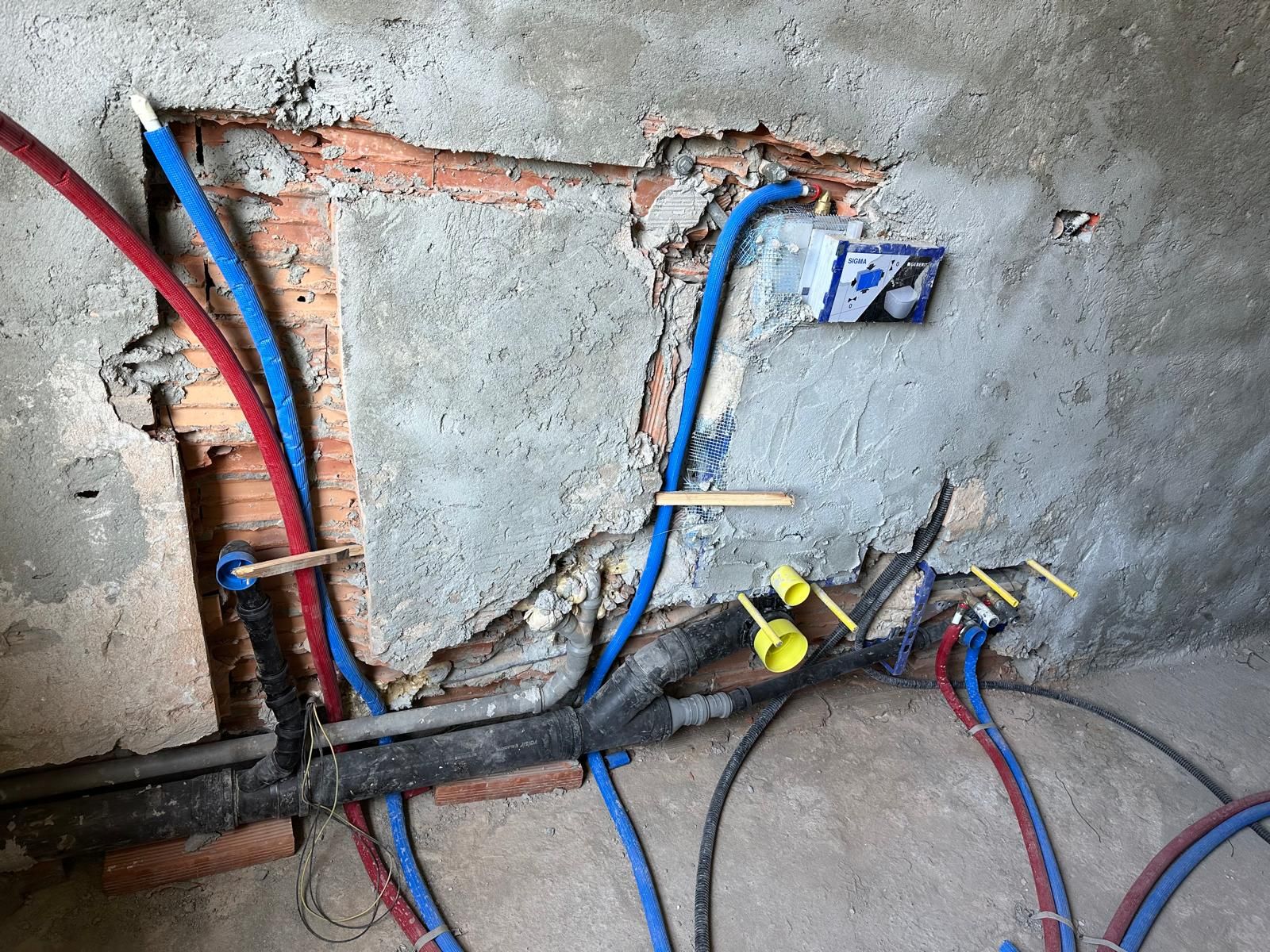 Un mucchio di fili elettrici sono collegati a un muro