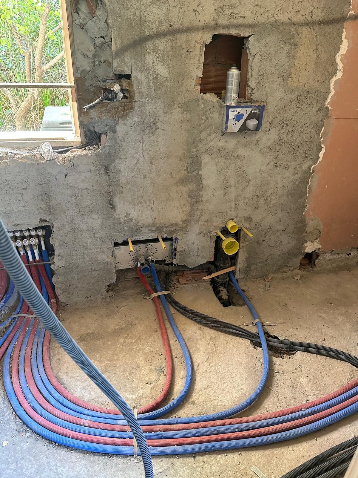 Un gruppo di tubi è collegato a un muro in una stanza.