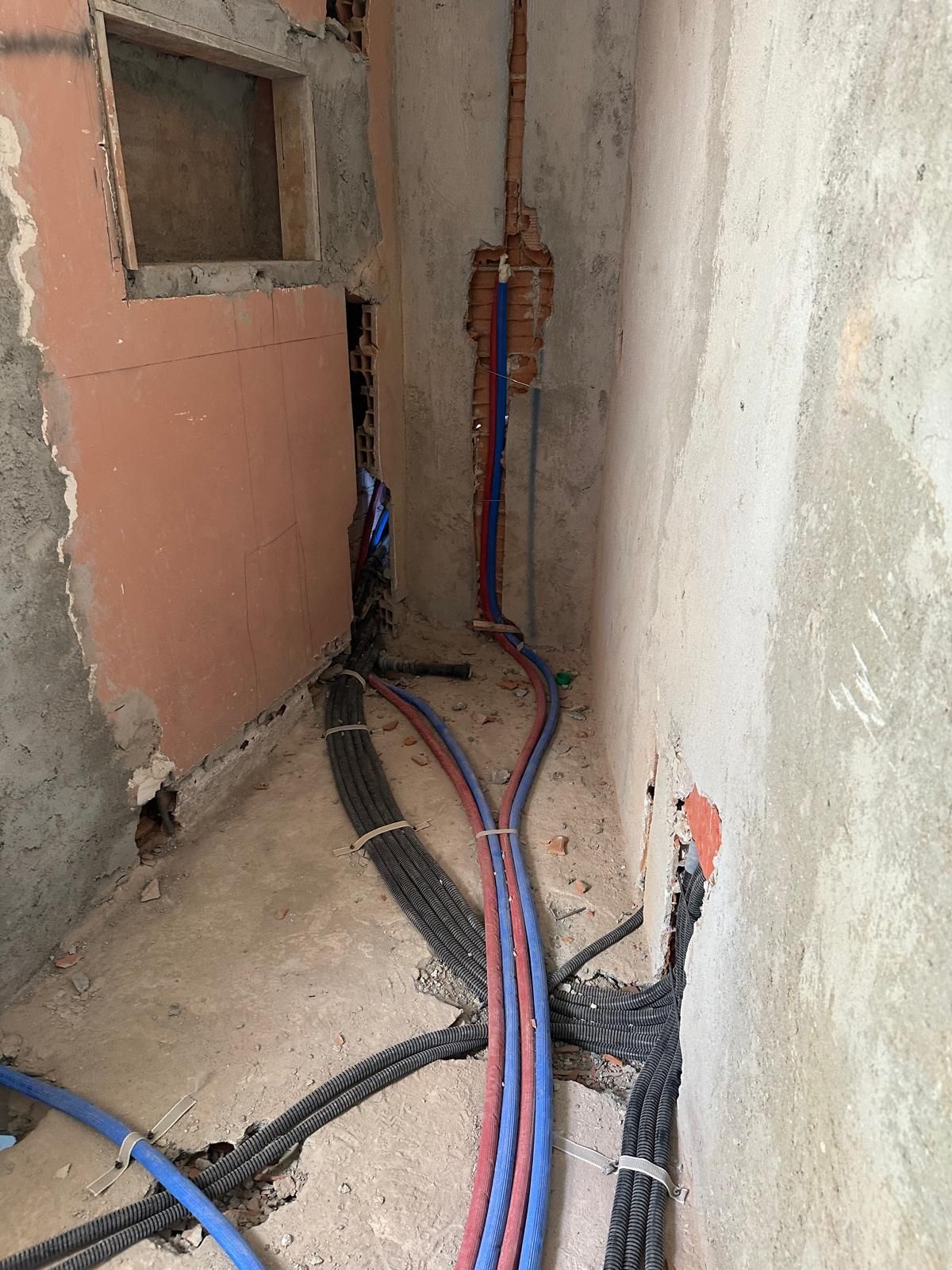 Una stanza con un sacco di fili che escono dal muro.