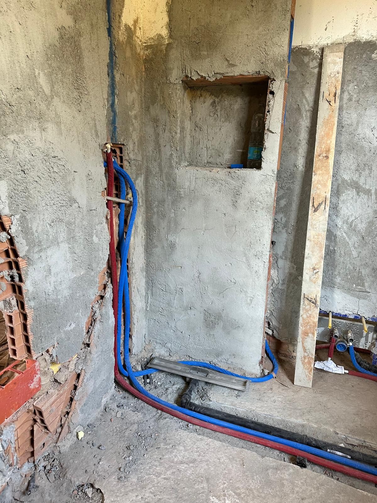 Una stanza con un sacco di fili che escono dal muro.