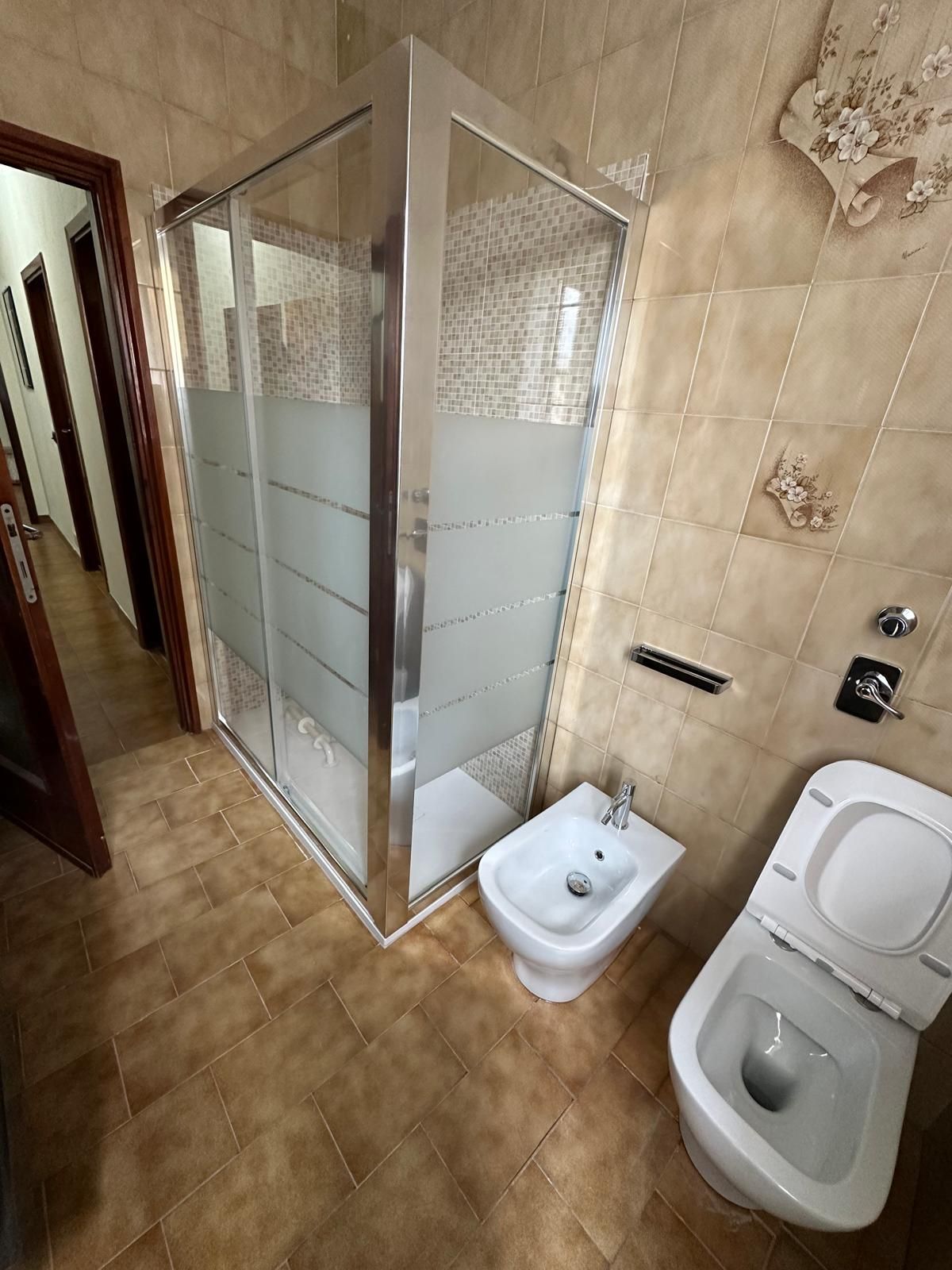 Un bagno con wc, bidet e box doccia.