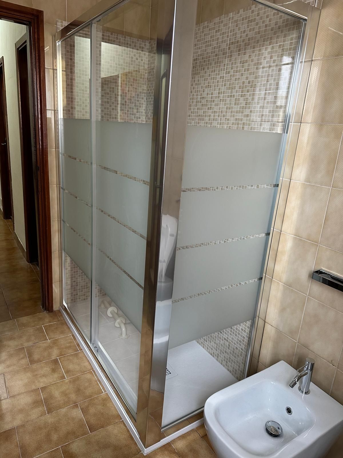 Un bagno con bidet e box doccia